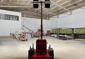Torre de Iluminação RV 4000 da Revlo em área industrial